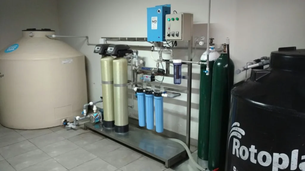 Equipos de tratamiento de agua en la planta de San Fermín.